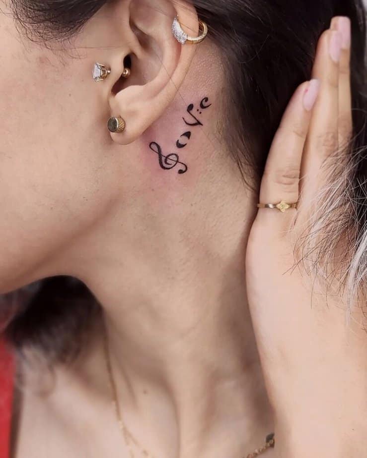11. Ein Musiknoten-Tattoo hinter dem Ohr