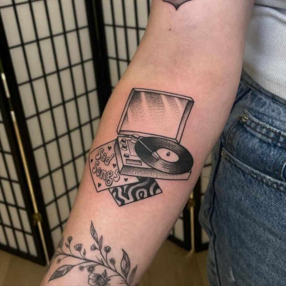 15. Ein Grammophon-Tattoo auf dem Unterarm