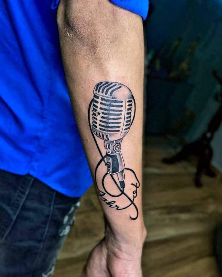18. Ein Mikrofon-Tattoo auf der Rückseite des Arms