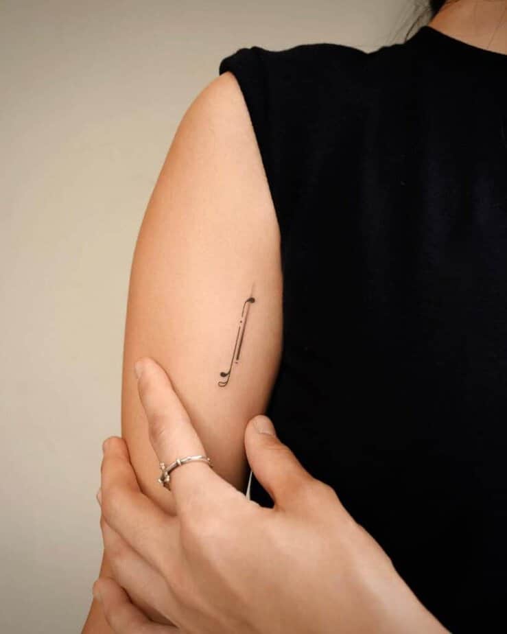 4. Ein Musiknoten-Tattoo auf dem Oberarm