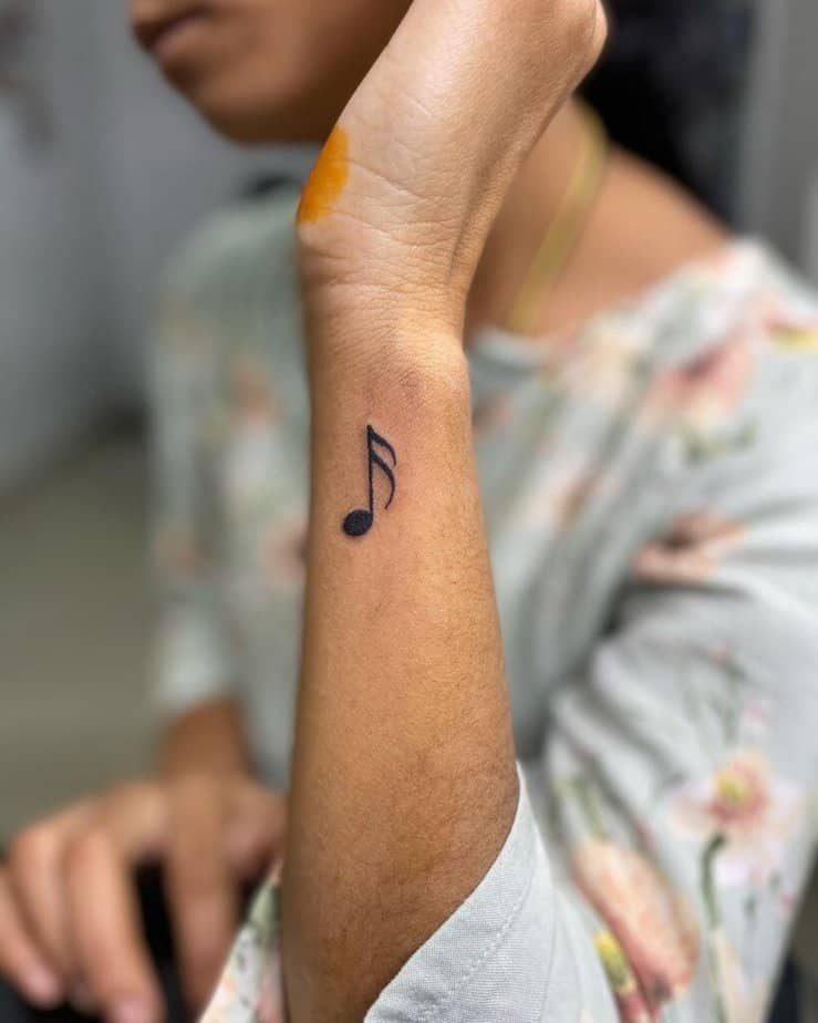 10. Ein Musiknoten-Tattoo auf dem Handgelenk