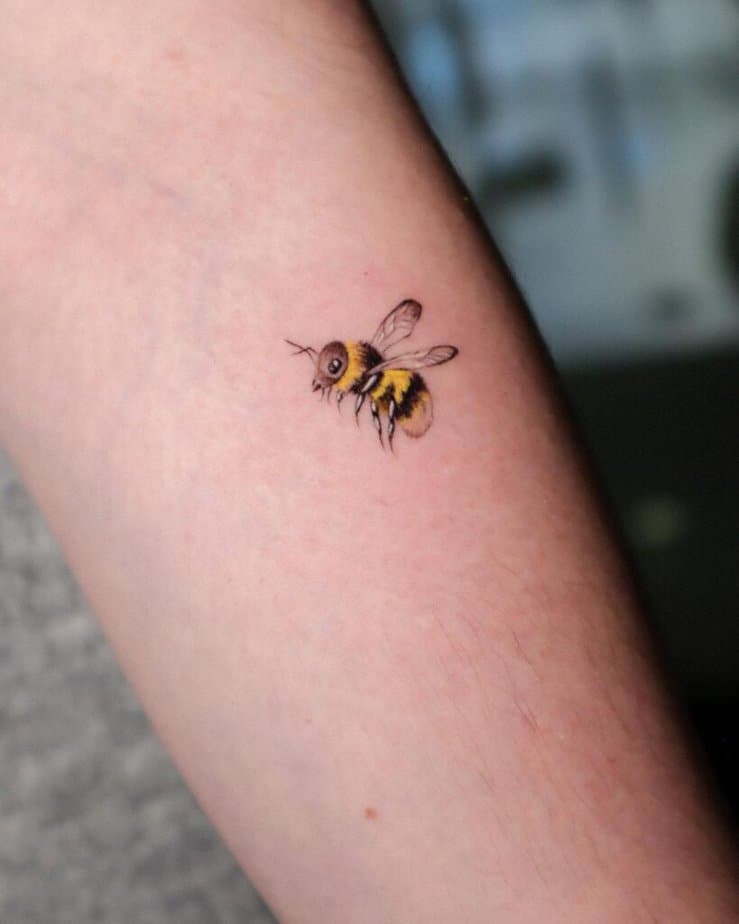 11. Ein klitzekleines Bienen-Tattoo 