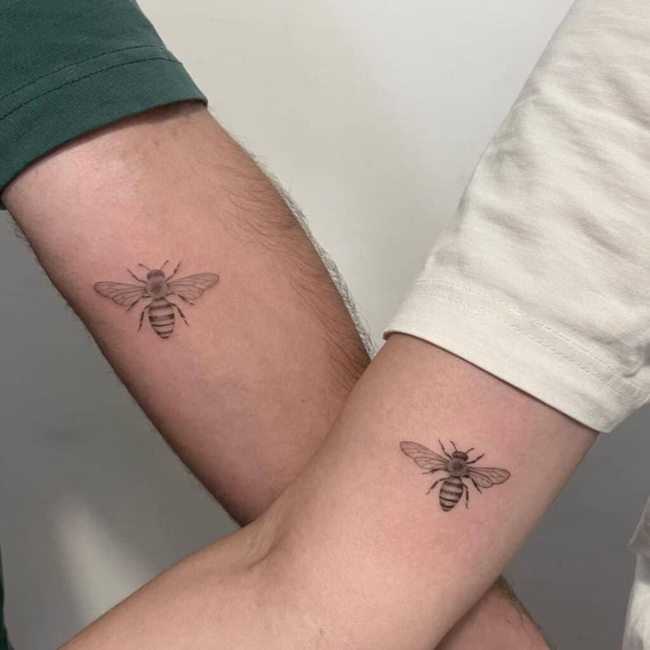18. Ein passendes Bienen-Tattoo für sie und ihn 