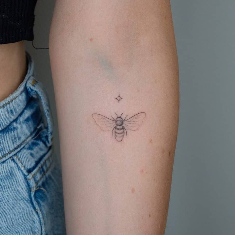 19. Ein handgestochenes Bienen-Tattoo 