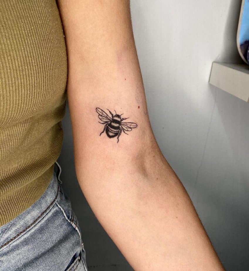 3. Ein süßes Bienen-Tattoo auf der Innenseite des Arms