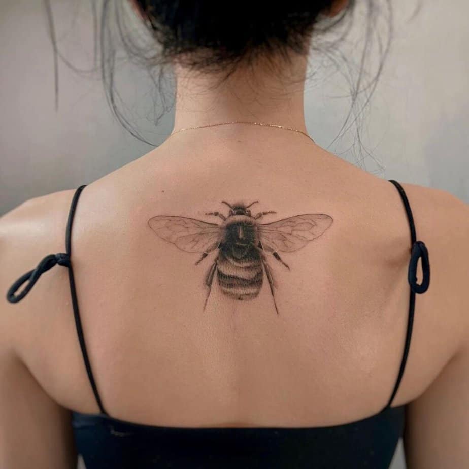 21. Eine Bienen-Tätowierung auf dem Rücken