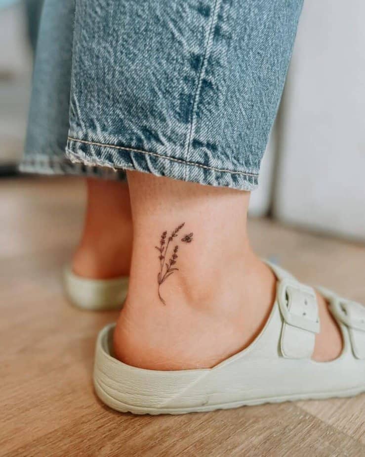 4. Ein Bienen-Tattoo auf dem Knöchel 