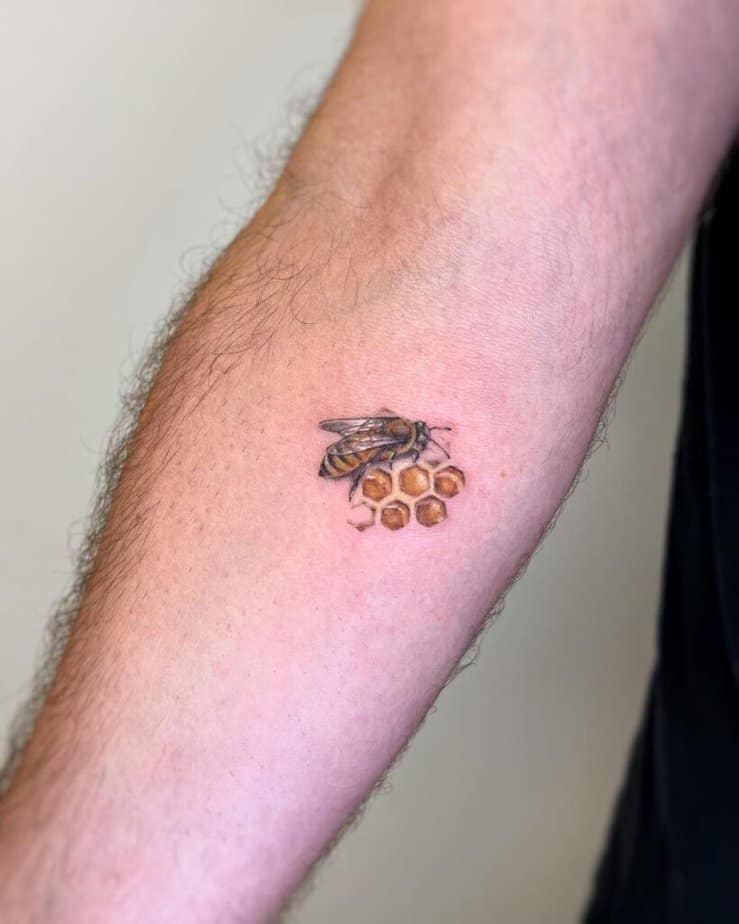7. Eine Honigbiene als Tattoo 