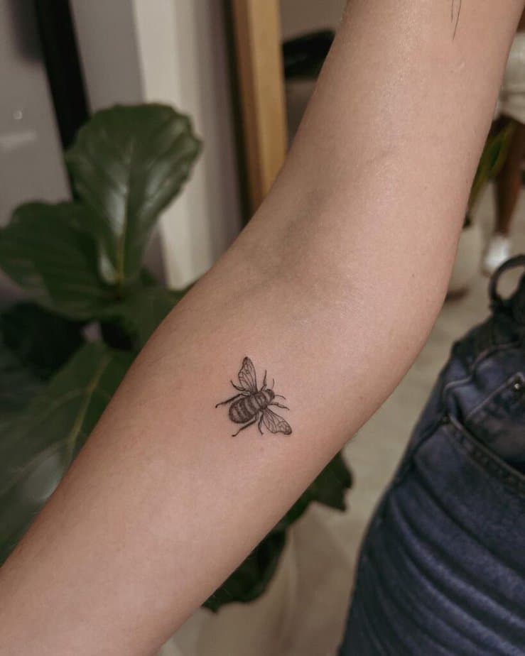 8. Ein Bienen-Tattoo mit feinem Strich