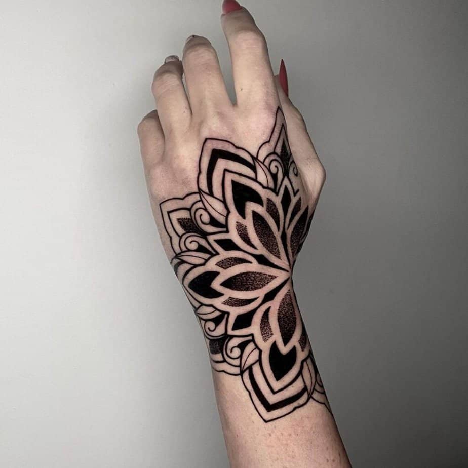 3. Ein Dotwork-Hand-Tattoo 