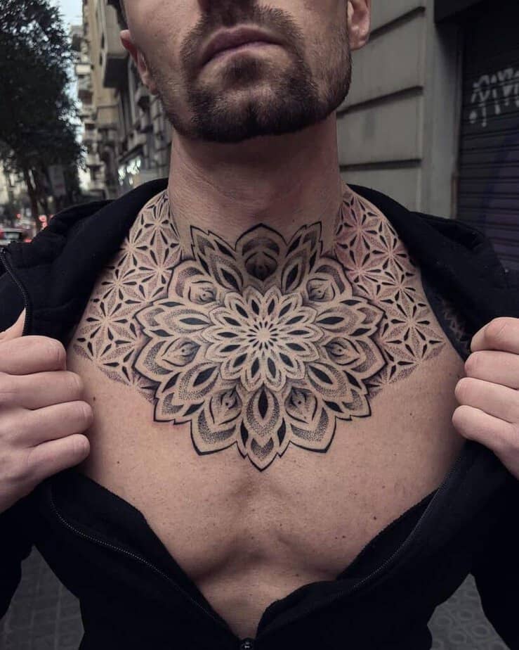 6. Ein Pünktchen-Tattoo auf der Brust 