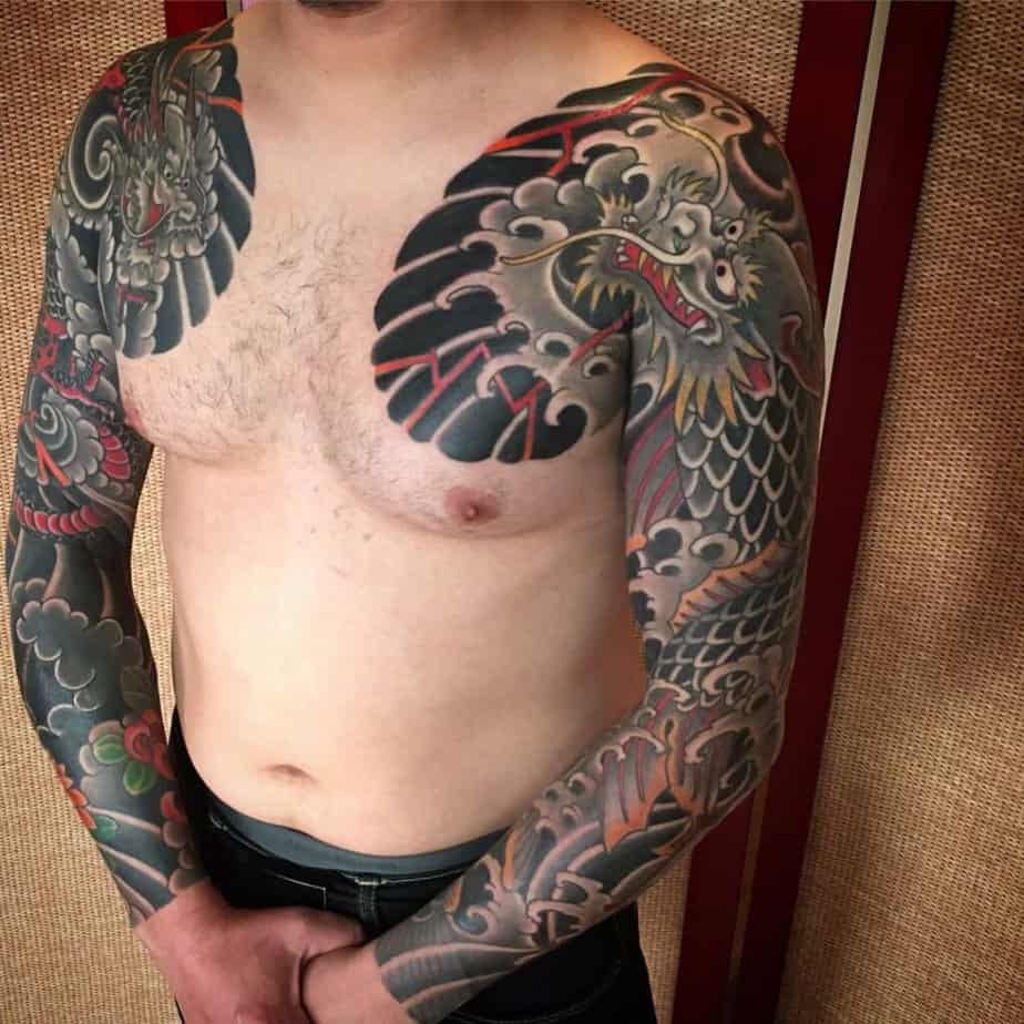 Schwarzer und grauer Drache Koi Tattoo