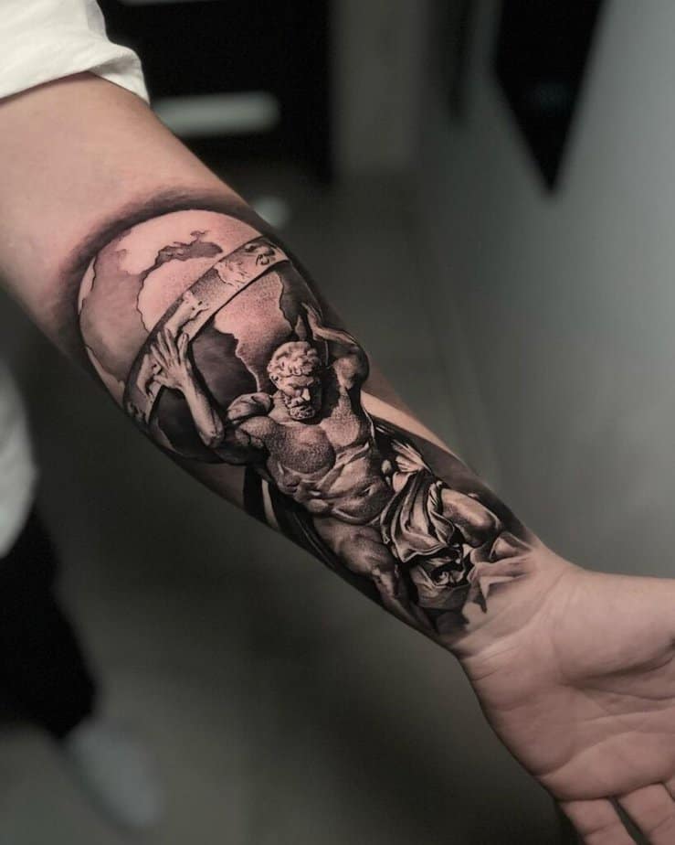 1. Ein realistisches Atlas-Tattoo auf dem Unterarm