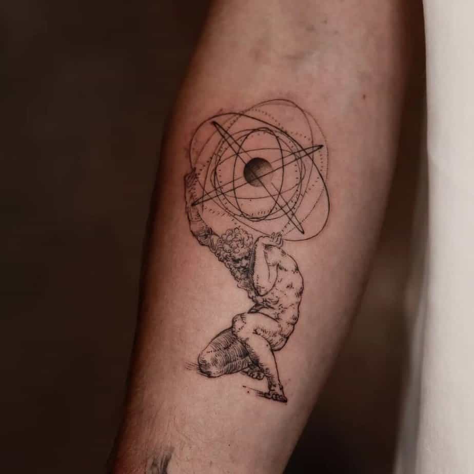 16. Ein sanftes und subtiles Atlas-Tattoo 