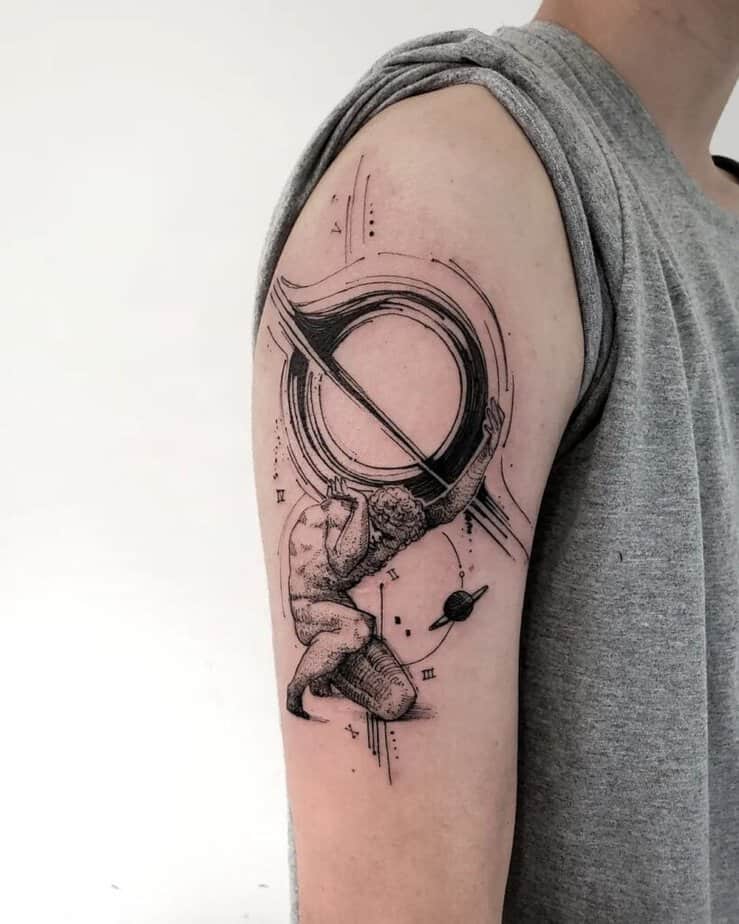 6. Ein abstraktes Atlas-Tattoo auf dem Oberarm
