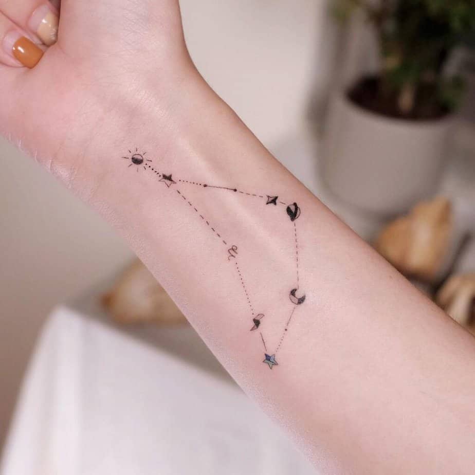 19. Ein Steinbock-Sternbild-Tattoo auf dem Arm 