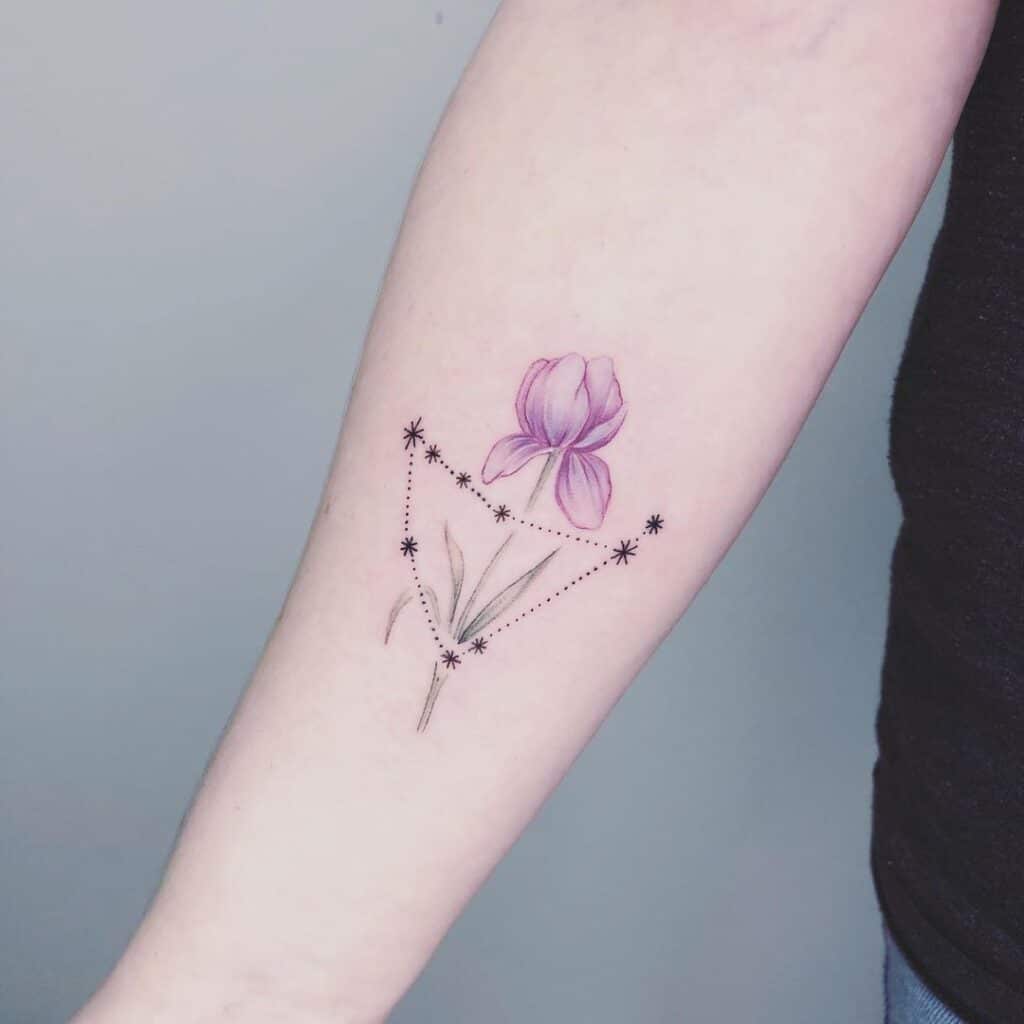 20. Ein Steinbock-Konstellations-Tattoo mit einer Blume 