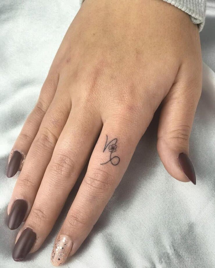 4. Ein Steinbock-Symbol Tattoo auf dem Finger