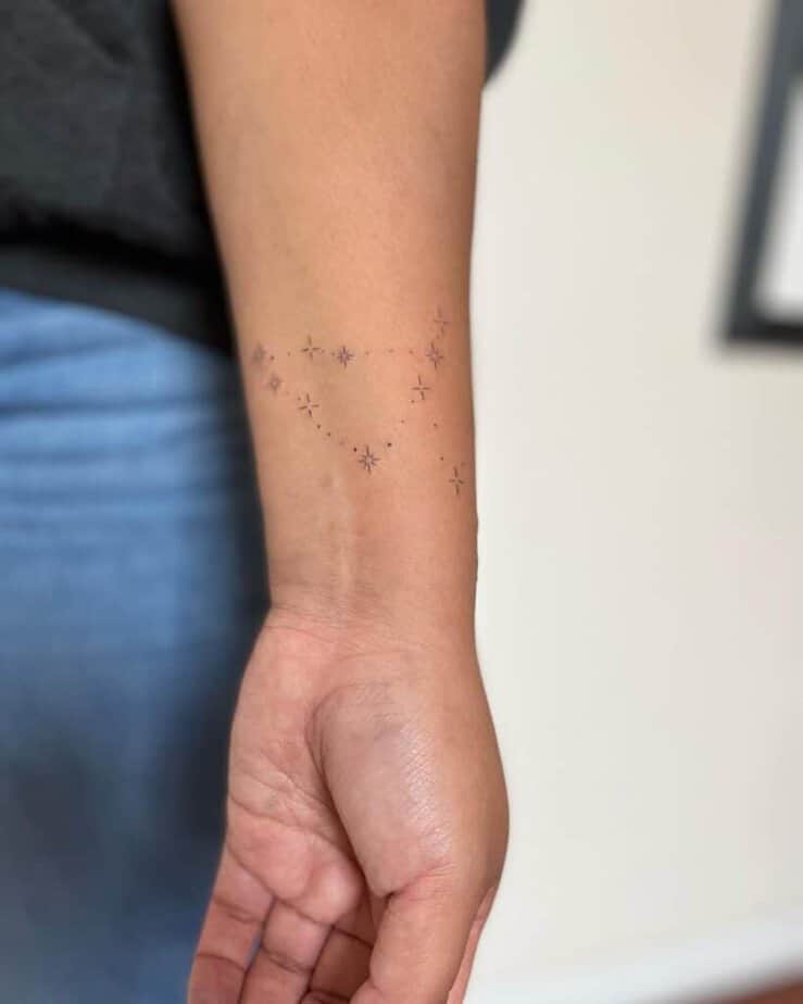 5. Ein Steinbock-Sternbild-Tattoo am Handgelenk