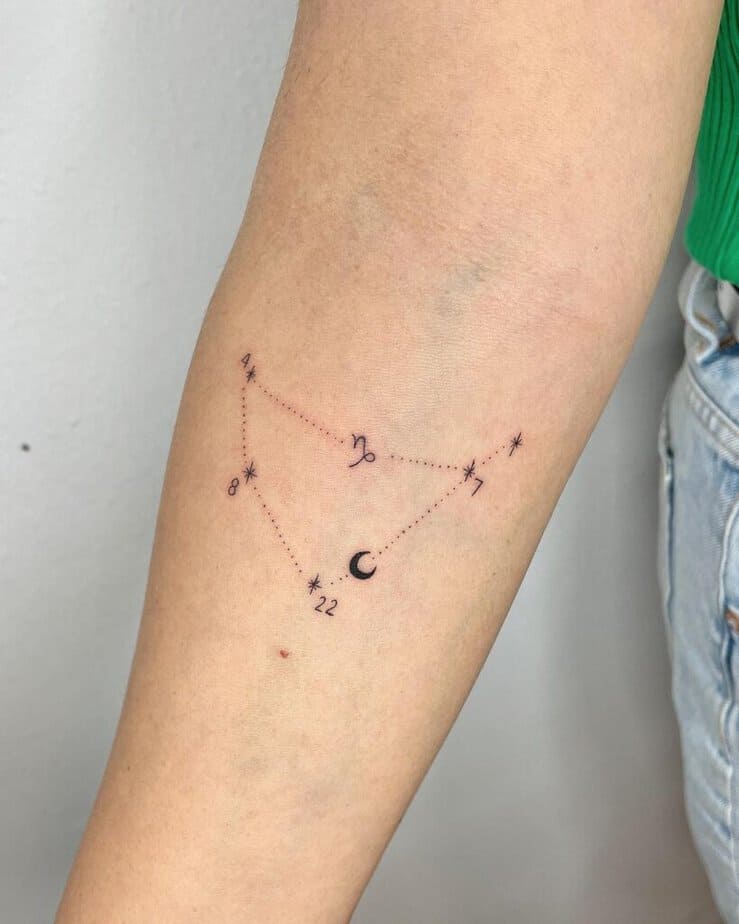 10. Ein Steinbock-Sternbild-Tattoo auf dem Unterarm