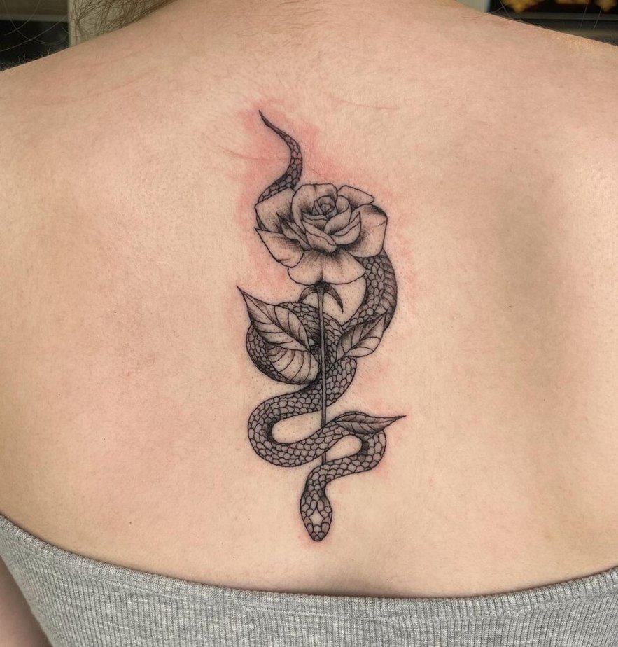 14. Ein Fallen-Tattoo mit einer Rose und einer Schlange