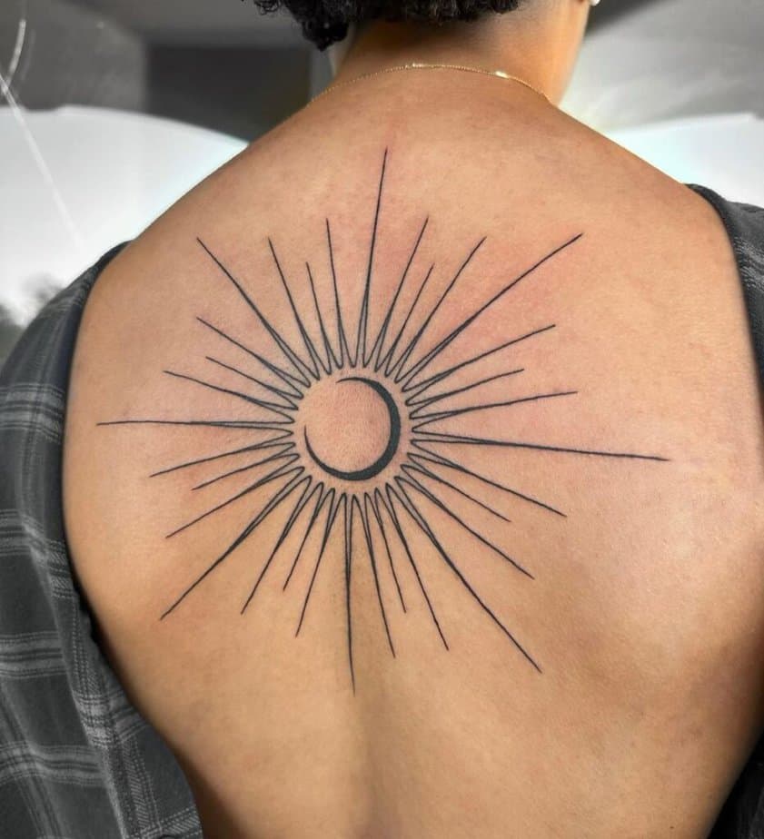 19. Ein Sonne-Mond-Fallen-Tattoo