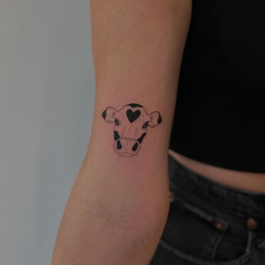 1. Ein süßes Kuh-Tattoo mit einem Herz