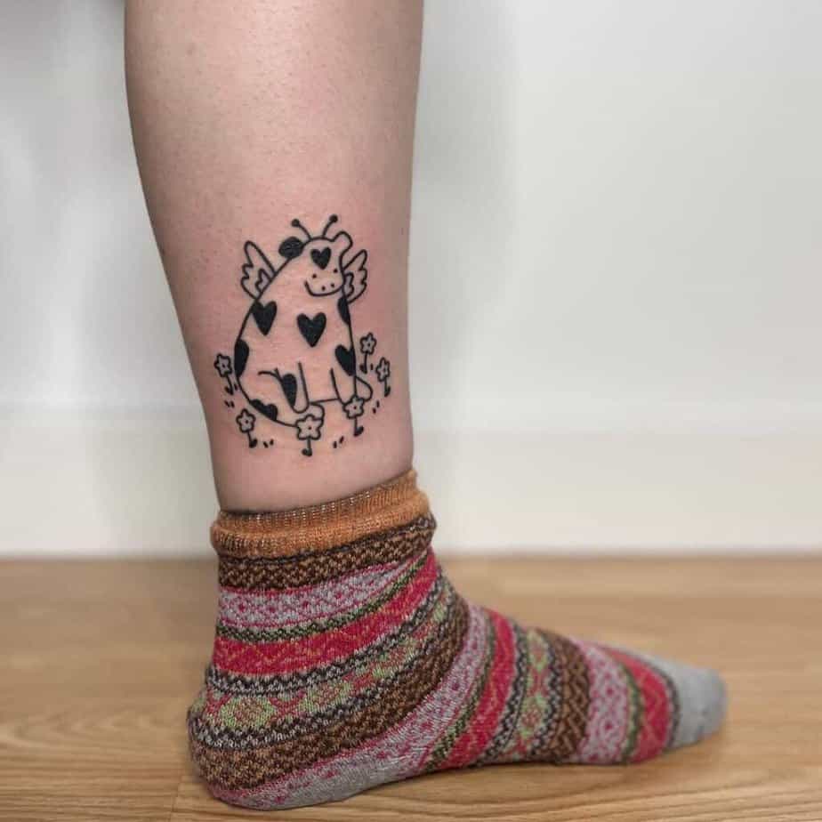 13. Ein Kuh-Tattoo auf dem Knöchel 