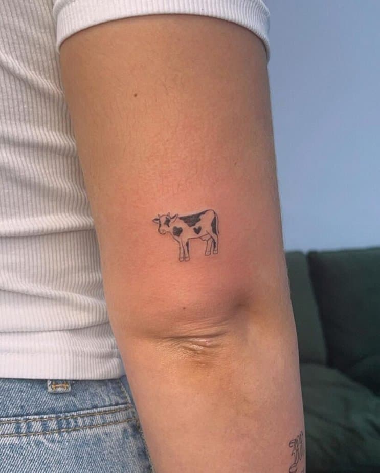 15. Ein kleines und einfaches Kuh-Tattoo 
