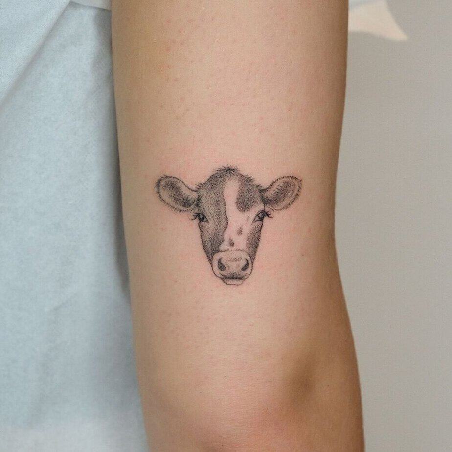 16. Ein Dotwork-Kuh-Tattoo 
