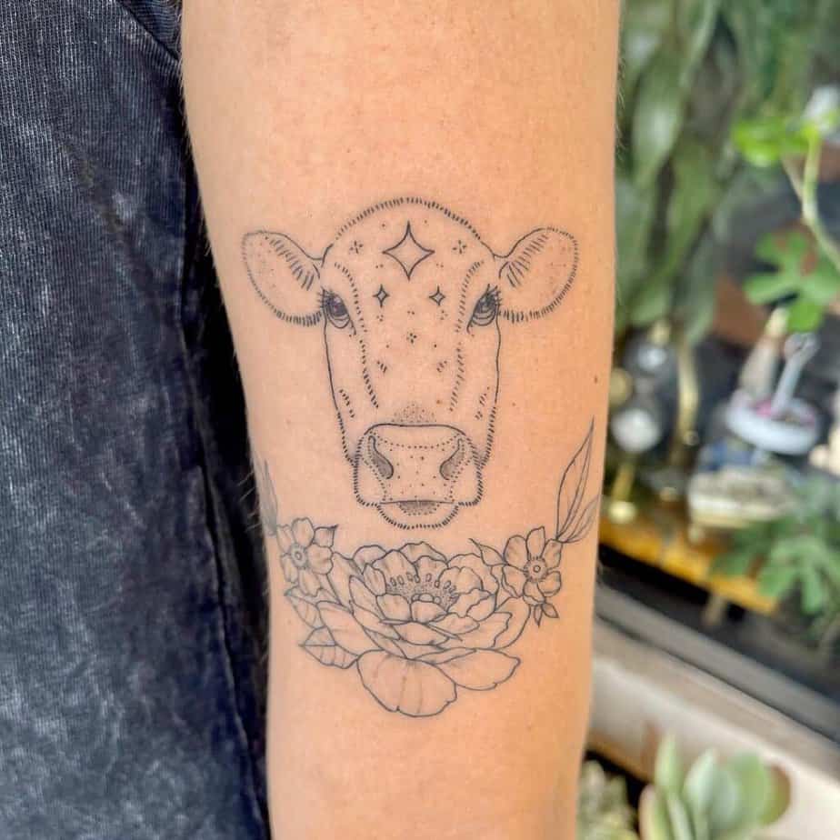 18. Ein Kuhkopf-Tattoo mit Blumen