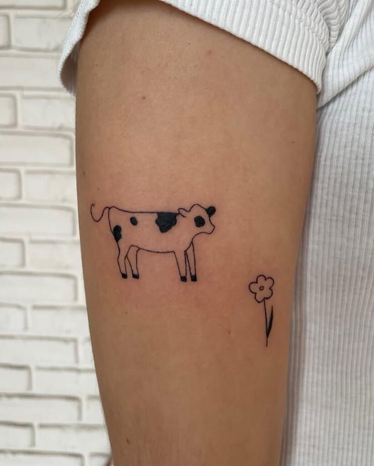 3. Ein einfaches Tattoo mit einer Kuh und einer Blume