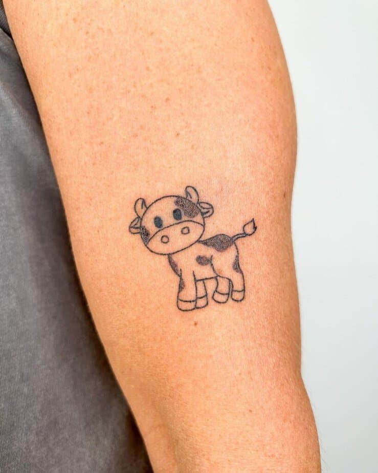 7. Ein handgestochenes Kuh-Tattoo 