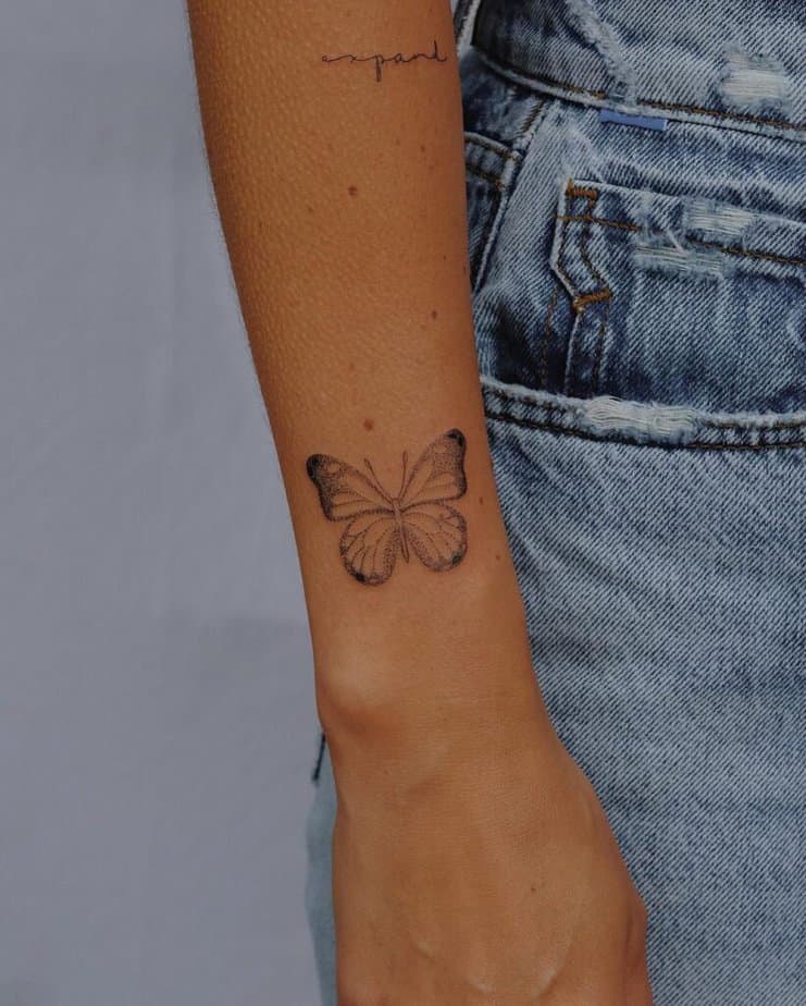 2. Ein Schmetterlings-Tattoo auf dem Handgelenk 