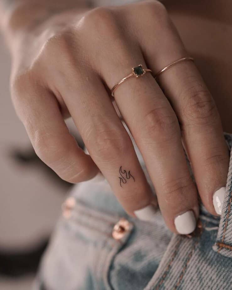 19. Ein Feuer-Tattoo auf dem Finger 