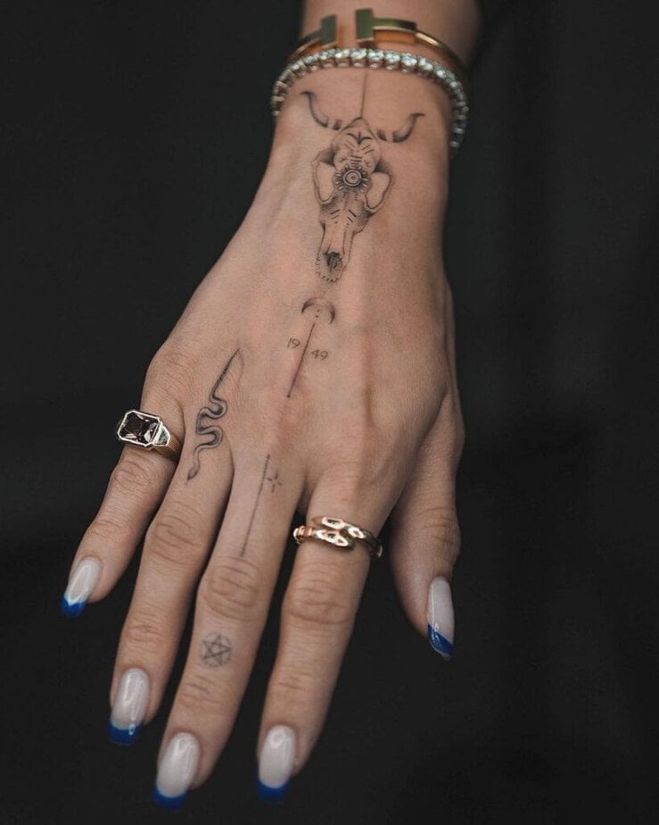 6. Ein gruseliges Totenkopf-Tattoo auf der Hand