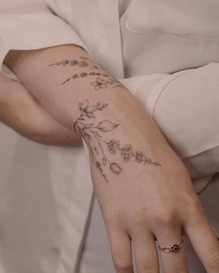 9. Ein fließendes, florales Tattoo, das sich um das Handgelenk wickelt 