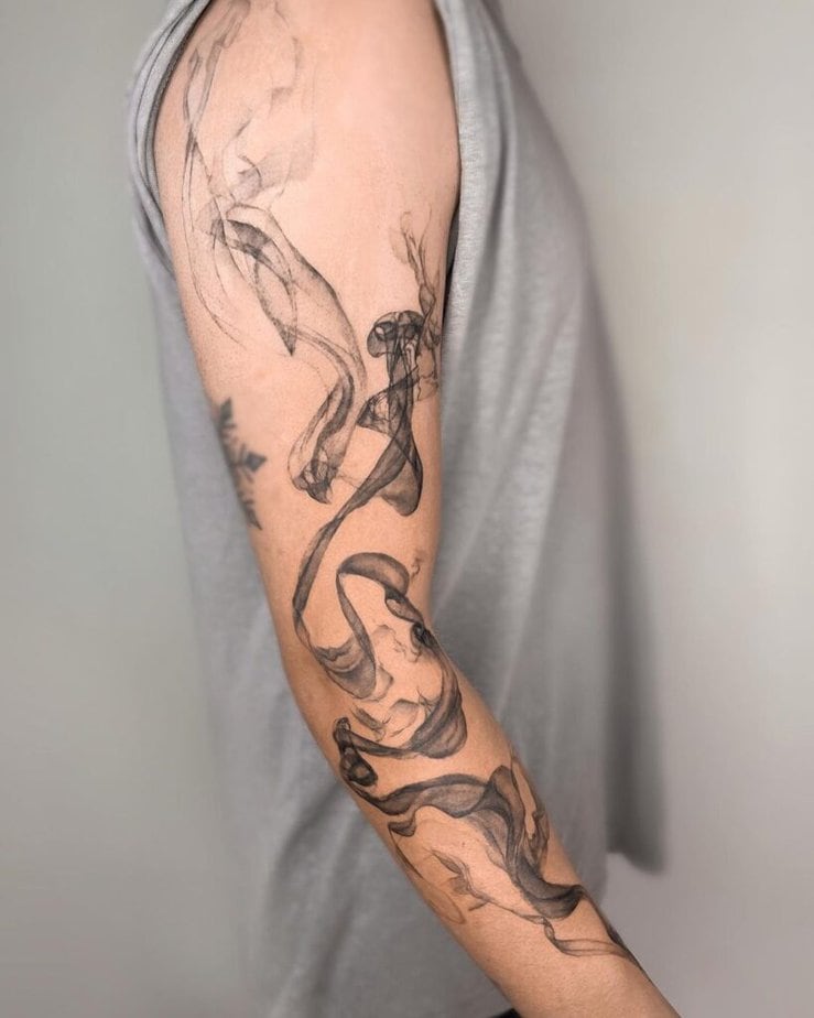 1. Ein befriedigendes Rauch-Arm-Tattoo 