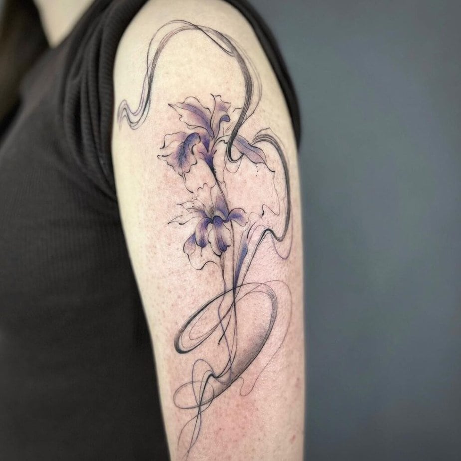 17. Ein Rauch-Tattoo mit einer Blume auf dem Oberarm
