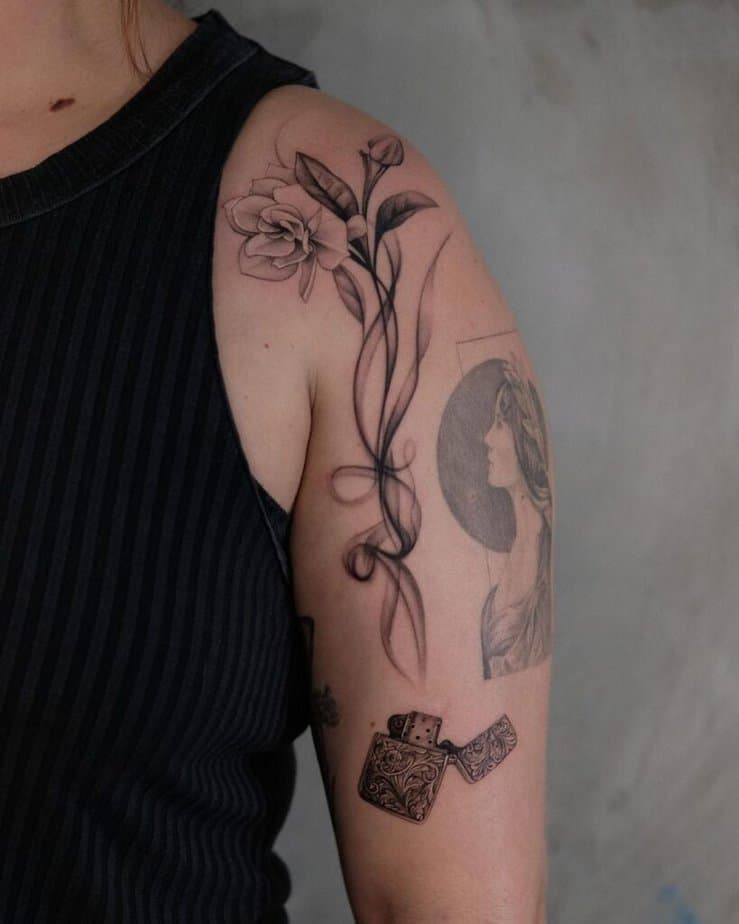 20. Ein Rauch-Tattoo mit einer Blume auf der Schulter und dem Arm 
