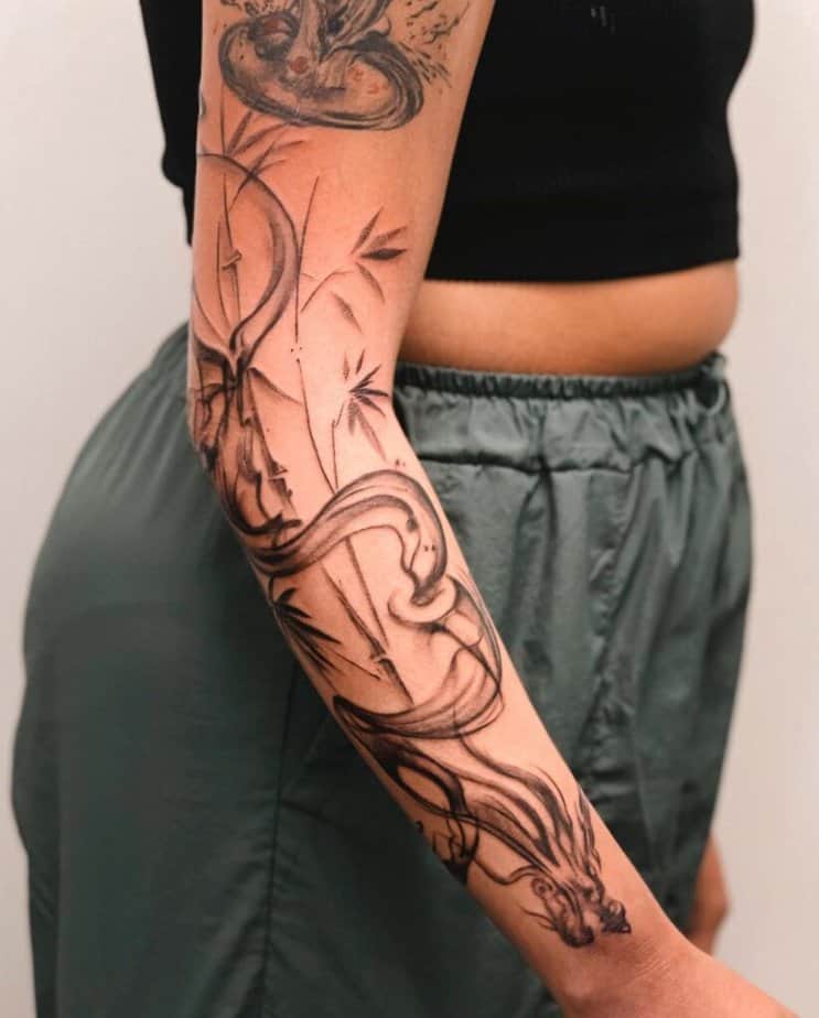 9. Ein Rauchdrachen-Tattoo auf dem Arm