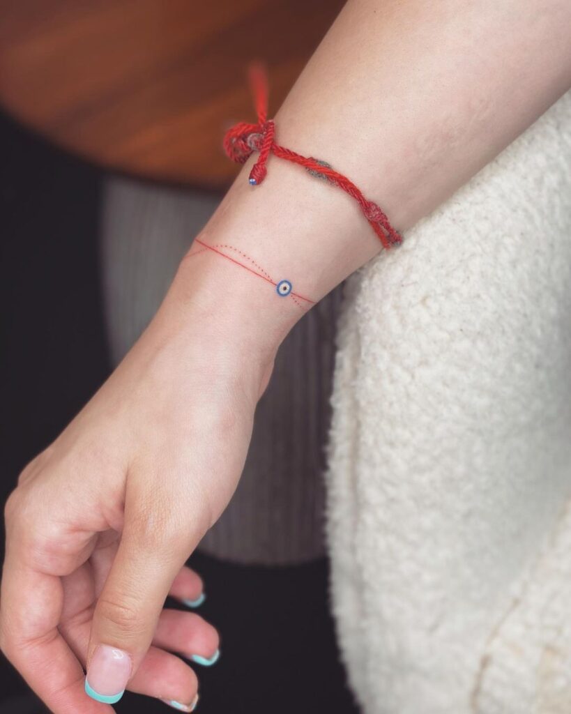 6. Ein rotes Tintenarmband-Tattoo
