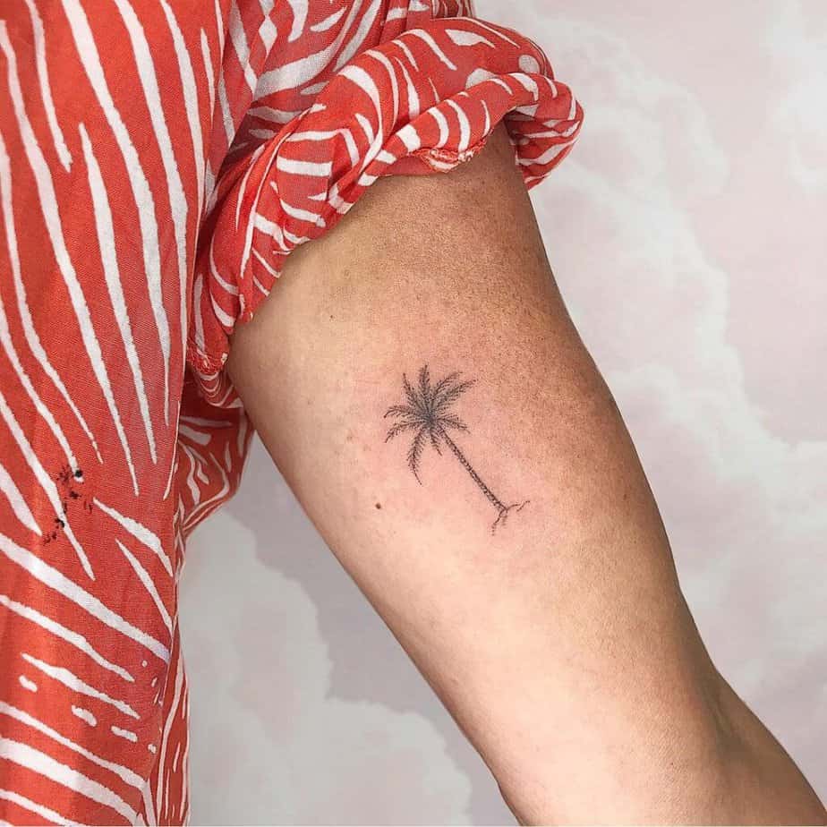 17. Ein handgestochenes Palmen-Tattoo