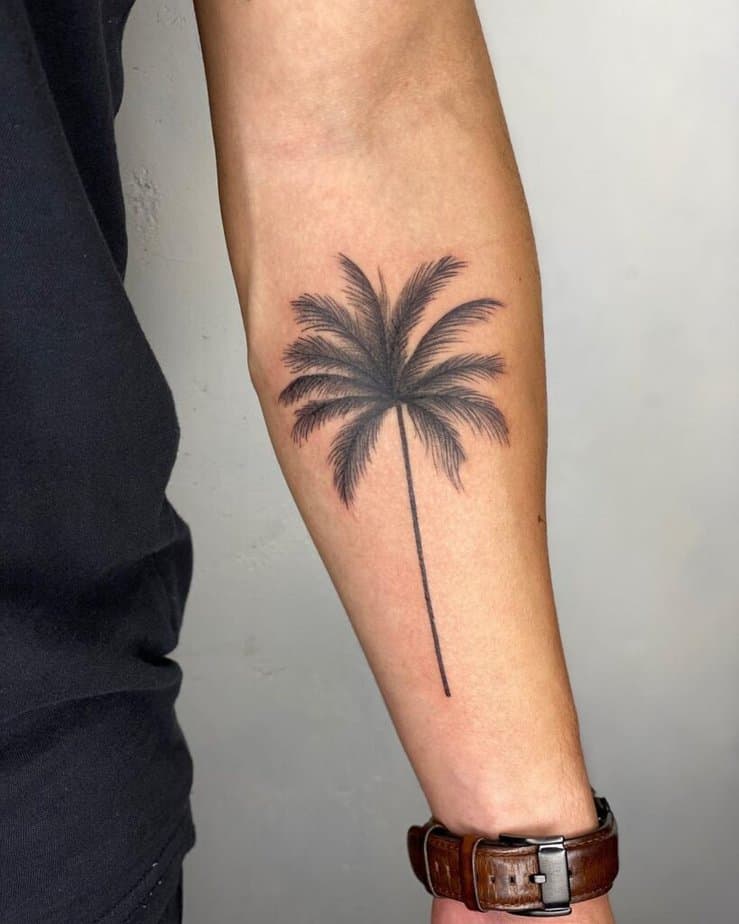 7. Eine klassische Palmen-Tätowierung auf dem Unterarm