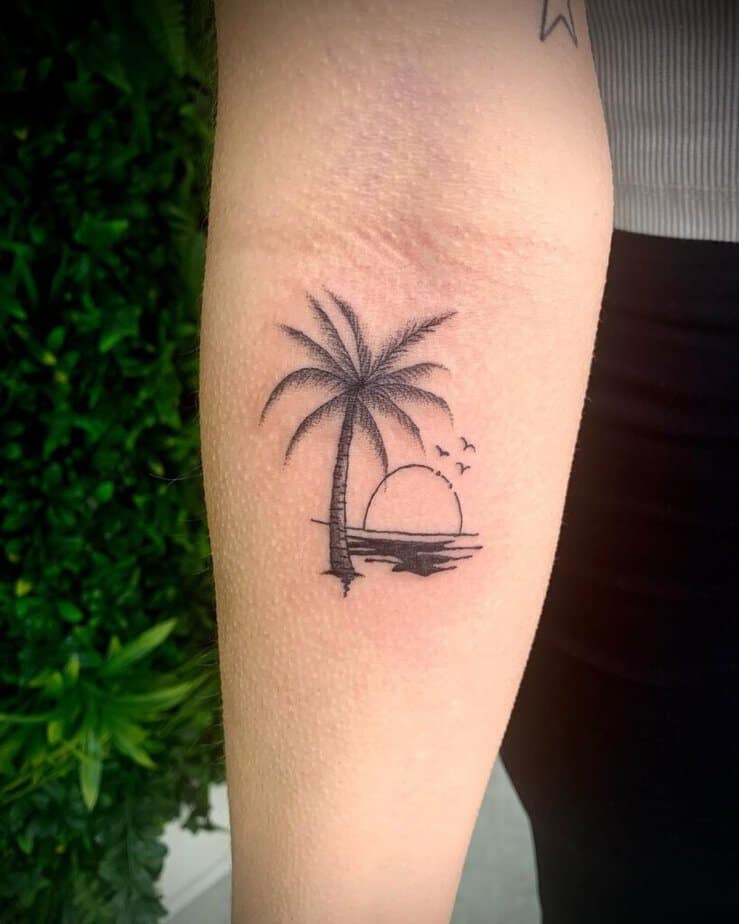 8. Eine Palmen-Szene Tattoo auf dem Unterarm