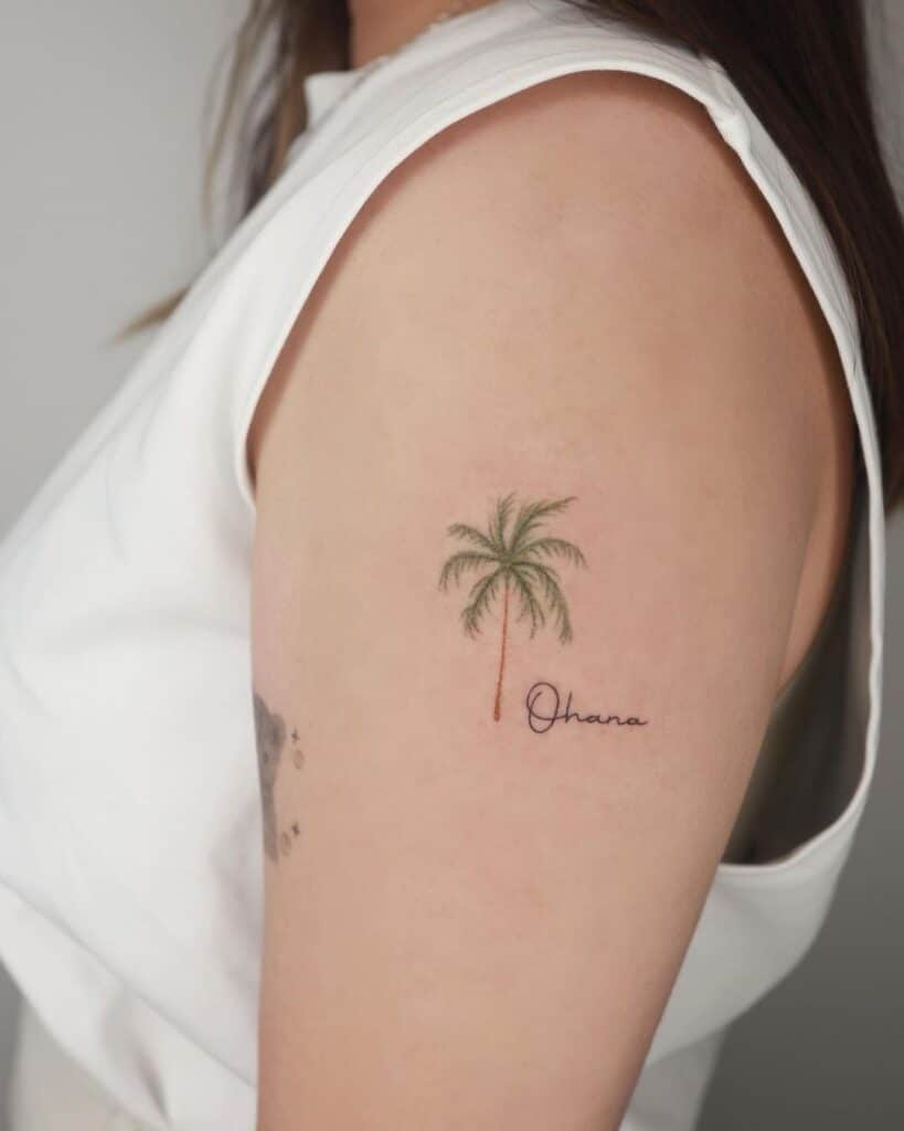 10. Eine bunte Palme Tattoo mit einem Mantra
