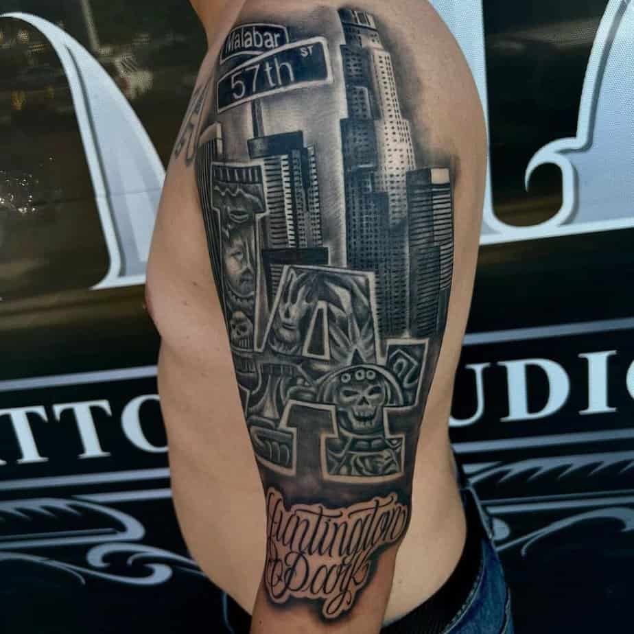 20. Ein Los Angeles Straßen-Tattoo auf dem Oberarm