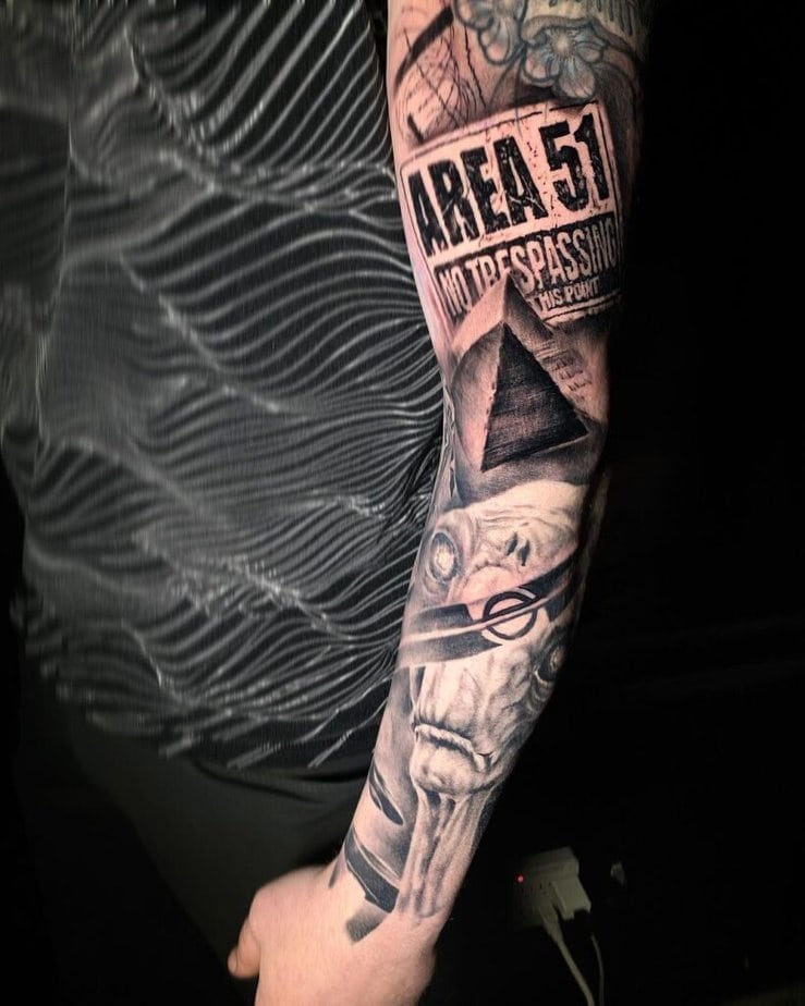 9. Area 51 Straßen-Tattoo auf dem Arm
