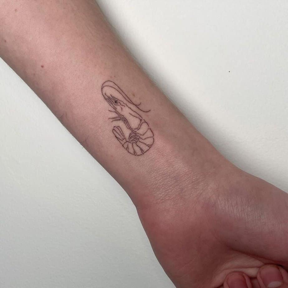 2. Ein einfaches Krabben-Tattoo am Handgelenk