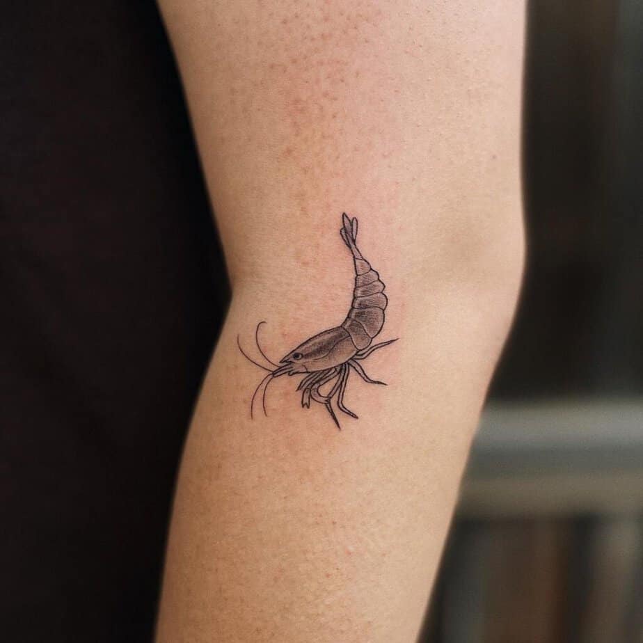 20. Ein dezentes Krabben-Tattoo auf dem Bein